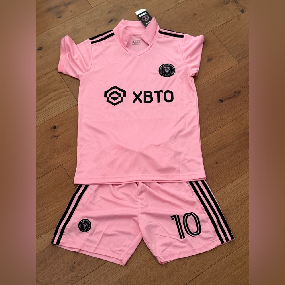 Leo Messi Miami soccer jersey and shorts